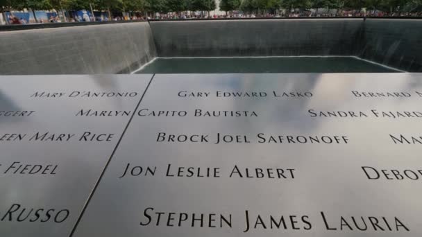 New York, USA, September, 2018: Reflecting Pool at New Yorks 9 sSeptember Memorial. Наклонный выстрел — стоковое видео