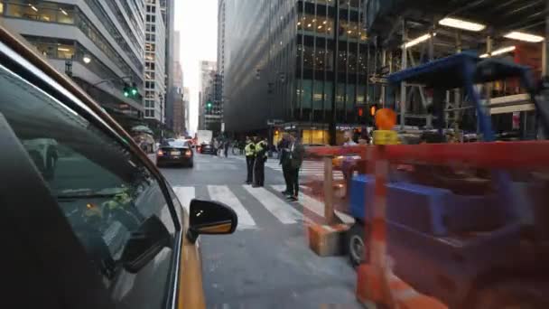 New York, Usa, září 2018: Žlutá New York taxi jízdy v ulicích Manhattanu — Stock video