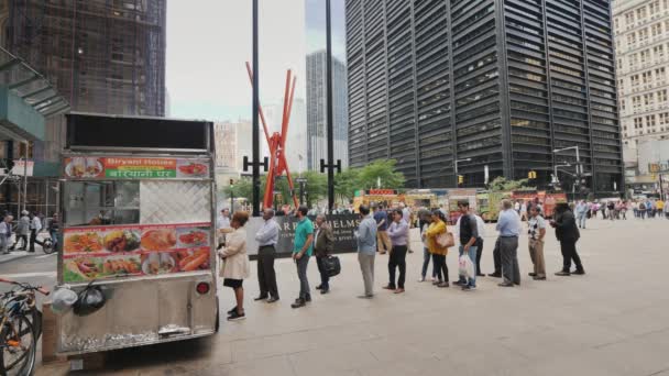 Wall Street, Νέα Υόρκη, ΗΠΑ, Σεπτεμβρίου 2018: Σειρά ανθρώπων που στέκεται πίσω από το φαγητό του δρόμου. Επιχειρηματίες και τουρίστες που θέλουν να αγοράσουν Φάστ φούντ — Αρχείο Βίντεο
