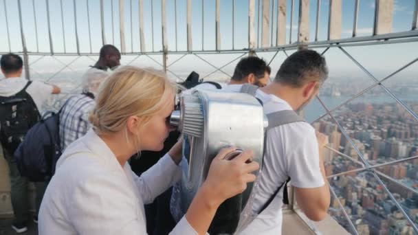 Νέα Υόρκη, ΗΠΑ, Οκτωβρίου 2018: Μια ομάδα τουριστών θαυμάζοντας την θέα της Νέας Υόρκης από μεγάλο ύψος στην πλατφόρμα παρατήρησης του Empire State Building — Αρχείο Βίντεο