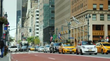 New York, ABD, Eylül 2018: Lüks Madison Avenue New York Rating arabalar