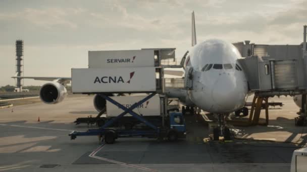 París, Francia, Aeropuerto Charles de Gaulle, septiembre de 2018: Los servicios del aeropuerto preparan el avión para el vuelo. Vídeo Timelapse — Vídeos de Stock