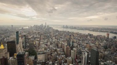 New York'un Manhattan hava panorama cityscape-gece video gün geçiş. Hava video timelapse