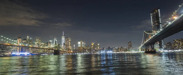 Los dos puentes más famosos de Nueva York son el puente de Brooklyn y el puente de Manhattan. En el contexto del paisaje urbano nocturno — Foto de Stock