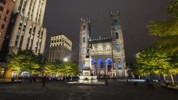 Hyperlapse video van Montreal stad in de buurt van de kathedraal van de Notre Dame bij nacht — Stockvideo