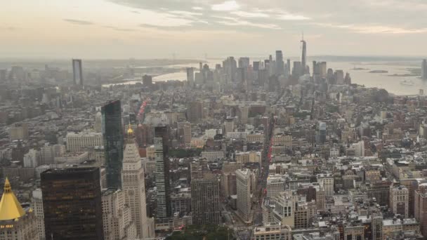 New York, der Tag geht in die Nacht, die Wolken schweben dramatisch über der Stadt. Zeitraffer aus der Luft — Stockvideo