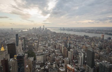 Gün batımından önce New York akşam havadan görünümü