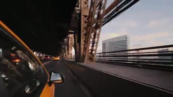 Timelapse vídeo: O famoso táxi amarelo de Nova York atravessa a ponte. Vista da janela de táxi — Vídeo de Stock