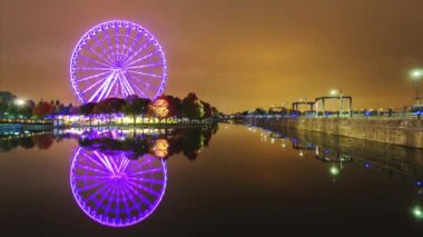 Eski liman alanı Montreal, Kanada içinde aydınlık bir dönme dolap. Güzel suya yansıyan