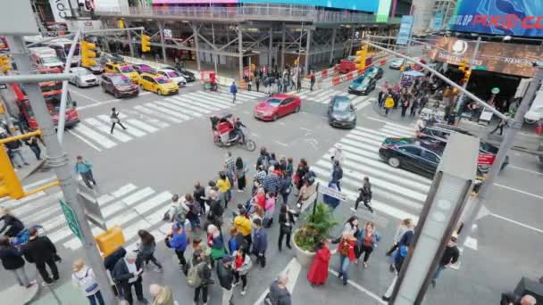 New York, USA, settembre 2018: Vista dall'alto dell'incrocio occupato con traffico intenso e pedoni sulla famosa Times Square di New York — Video Stock