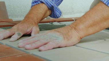 Builder açık veranda zemin seramik koyar. Yakın çekim vurdu