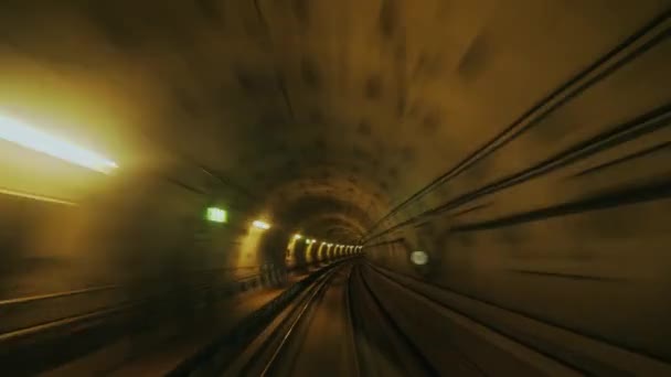 Snabbt åka tunnelbana tunneln, första person vy. Rörelse i tunneln orsakar en hypnotisk effekt. — Stockvideo