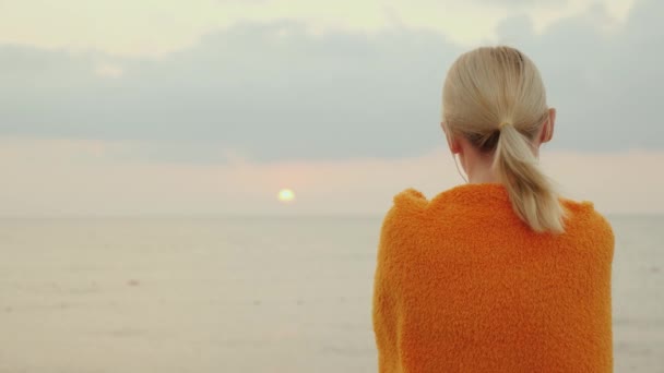 Mujer se encuentra con el amanecer sobre el mar — Vídeo de stock