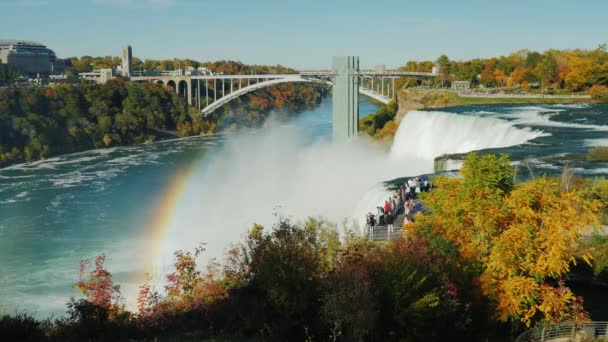 La plataforma de observación cerca de las famosas Cataratas del Niágara. Los turistas admiran la vista impresionante — Vídeo de stock