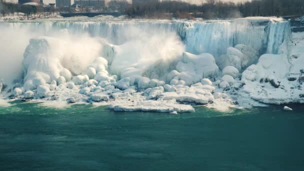 Fiume parzialmente ghiacciato Niagara e Cascate del Niagara. Bellissimo inverno nella famosa località turistica degli Stati Uniti e del Canada — Video Stock