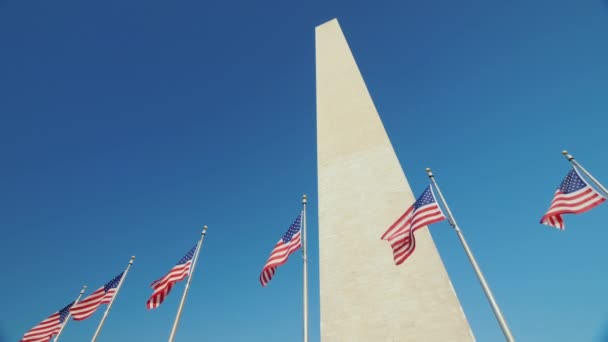 Washington-Denkmal im Hintergrund eines strahlend blauen Himmels — Stockvideo