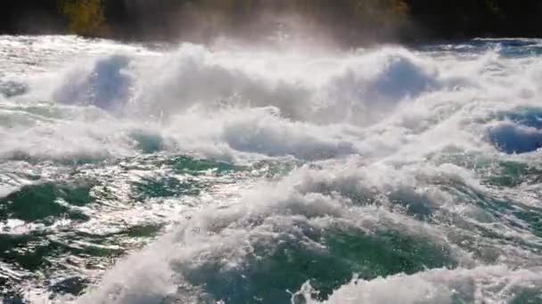 Stormachtige stroom van een rivier berg. Schoon water stijgt en schuim. Slow motion video — Stockvideo