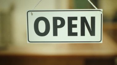 Satıcı mağaza akşam geç kapanır. İş geç kavramı