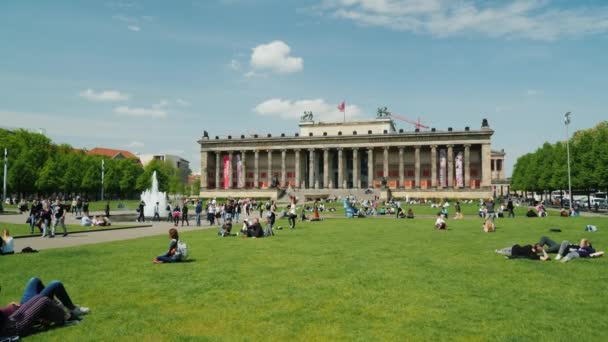 Berlín, Německo, květen 2018: Lidé odpočívají na zeleném trávníku v pozadí Altes muzeum na ostrově muzeum Berlín. Steadicam shot — Stock video