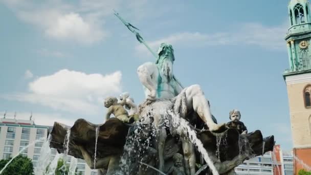 La Fontana del Nettuno si trova nel centro di Berlino. Inaugurato il 1 novembre 1891 — Video Stock