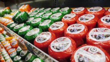 Zaanse Schans'a, Hollanda, Mayıs 2018: Çiftlik peynir üstünde belgili tanımlık sayaç depodaki başkanları. Hollanda'nın geleneksel ürün