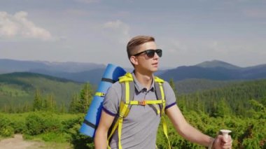 Zirve fethetmek için ileri. Genç, amaca hizmet edecek bir adam bir sırt çantası ile yokuş yukarı yükselir