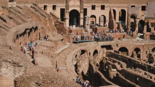 Roma, Italia - Junio de 2017: Grupo de turistas en una excursión dentro del Coliseo Romano — Vídeos de Stock