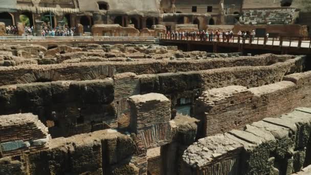 Рим, Италия - июнь 2017 г.: Лабиринт древних туннелей в Римском Колизее — стоковое видео
