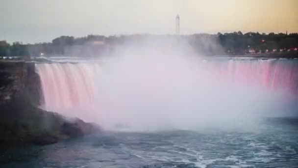 Dag naar nacht timelapse: Niagara Falls in de vorm van een hoefijzer. Het wordt verlicht door lampen — Stockvideo