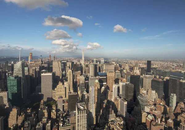 在晴朗的阳光明媚的日子里, 上曼哈顿摩天大楼的鸟图 — 图库照片