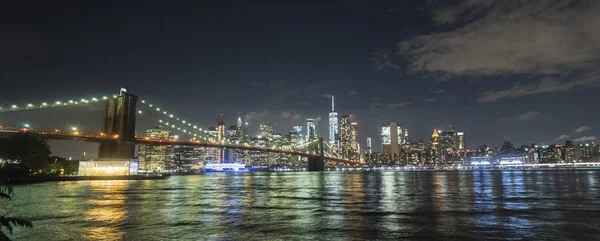 美丽的布鲁克林大桥坐落在纽约夜景的背景下 — 图库照片