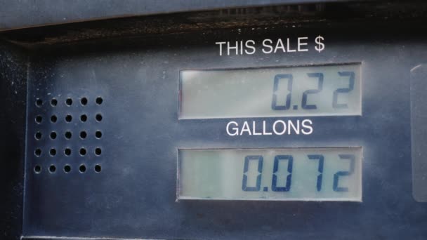 De meter toont de hoeveelheid brandstof in gallons en de dollarbedrag. Auto's en de prijs van brandstof tanken — Stockvideo