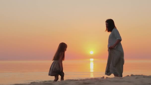 Mamă Însărcinată Joacă Fiica Timp Șase Ani Lângă Apă Bucurați — Videoclip de stoc