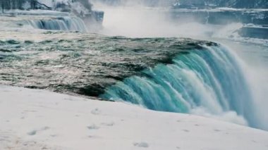 Kış, Niagara Şelalesi'nde. Su akışı karla kaplı shore tarafından çevrili Streams.