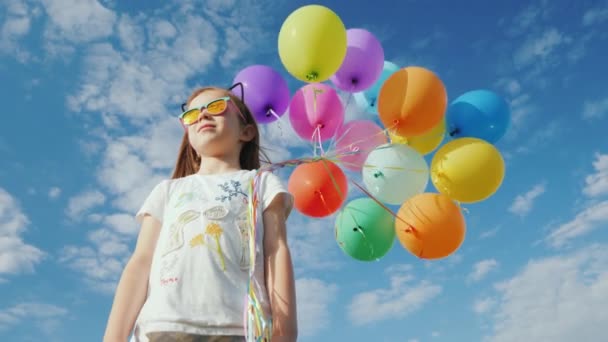 Stylisches kleines Mädchen mit Sonnenbrille und Luftballons — Stockvideo