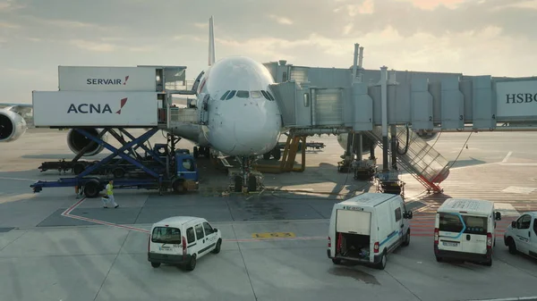 Flughafen Paris, Frankreich, Charles de Gaulle, September 2018: Bodendienste bereiten das Flugzeug auf den Abflug vor — Stockfoto