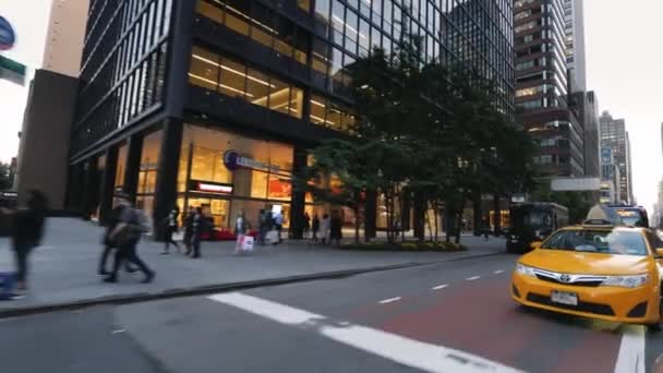 뉴욕, 미국, 9 월 2018: 유명한 노란색 택시 타고 맨하탄의 거리를 따라 — 비디오