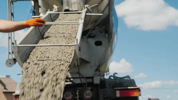 İş temel dökme, işçi içinden beton akar oluk yönlendirir — Stok fotoğraf