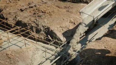 Hazır Beton boru aracılığıyla Vakfı akar. Çalışma vibratör düzenler
