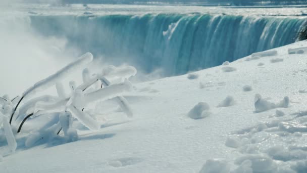 Vintersäsongen på Niagara Falls. Resor i Kanada i kallt väder — Stockvideo