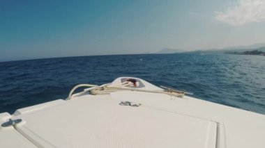 Motorlu bir tekne burun hızlı denizin üzerinde yüzüyor. Yaz tatil ve su sporları