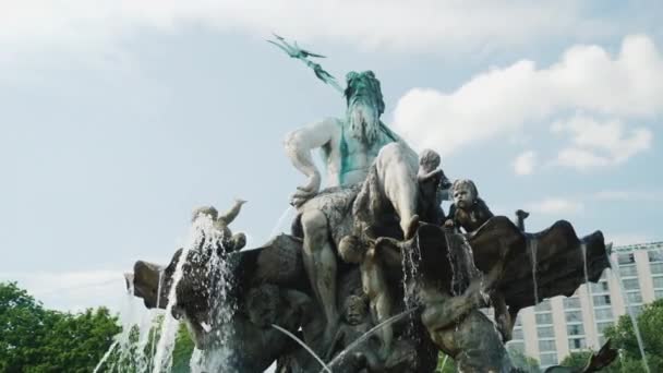 Фонтан Нептун Расположен Центре Берлина Между Церковью Мариенкирхе Красной Ратушей — стоковое видео