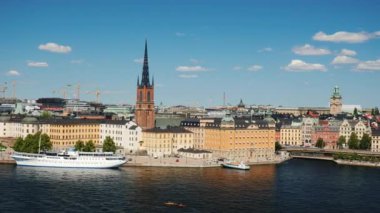 Stockholm şehir görüntüsünü pan. İsveç başkenti açık güneşli bir günde