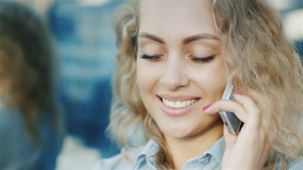 Πορτραίτο του ελκυστική γυναίκα που μιλάει στο τηλέφωνο. Άνεμος που πνέει στα μαλλιά της, θετικά συναισθήματα — Αρχείο Βίντεο