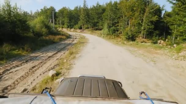 Suv Roule Sur Chemin Terre Extrêmement Mauvais Une Vue Dessus — Video