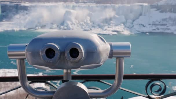 Verrekijkers met uitzicht op de bevroren Niagara Falls — Stockvideo