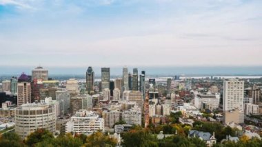 Günbatımı Kanada'da Montreal şehir üzerinde. Gün gece geçiş