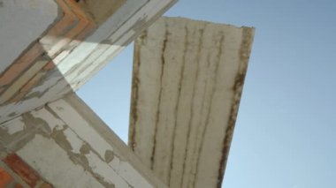 Ağır betonarme paneli kurulumu yerde asılı. Silah, inşaat kavramı tehlike tehlikeli