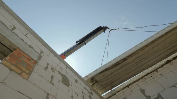 Installation d'un plancher en béton armé dans la maison, équipement de construction travaille à la construction d'un chalet — Video
