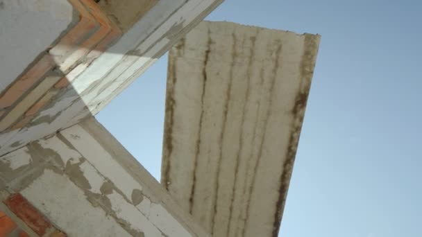 Tunga armerad betong panelen hänger över platsen för dess installation. Dangerous skytte, fara på begreppet konstruktion — Stockvideo